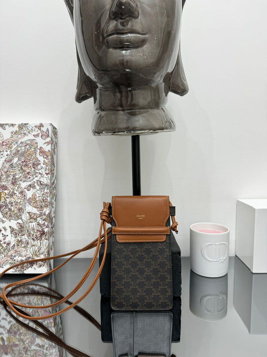 POCHETTE PER TELEFONO CON PATTA IN TELA TRIOMPHE E PELLE DI AGNELLO