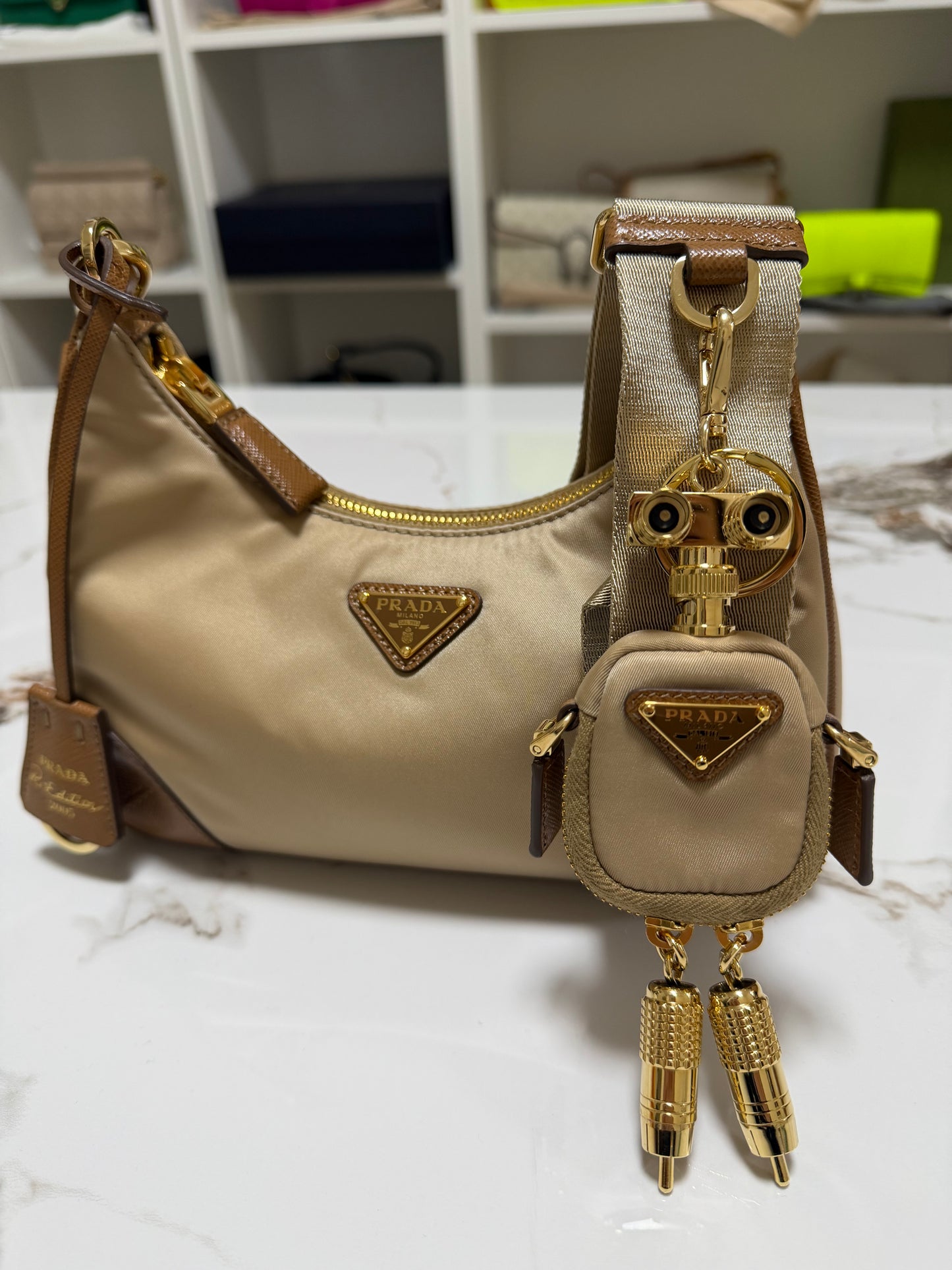 Borsa Prada Re-Edition 2005 in Re-Nylon e Saffiano con ciondolo colore cammello caramello