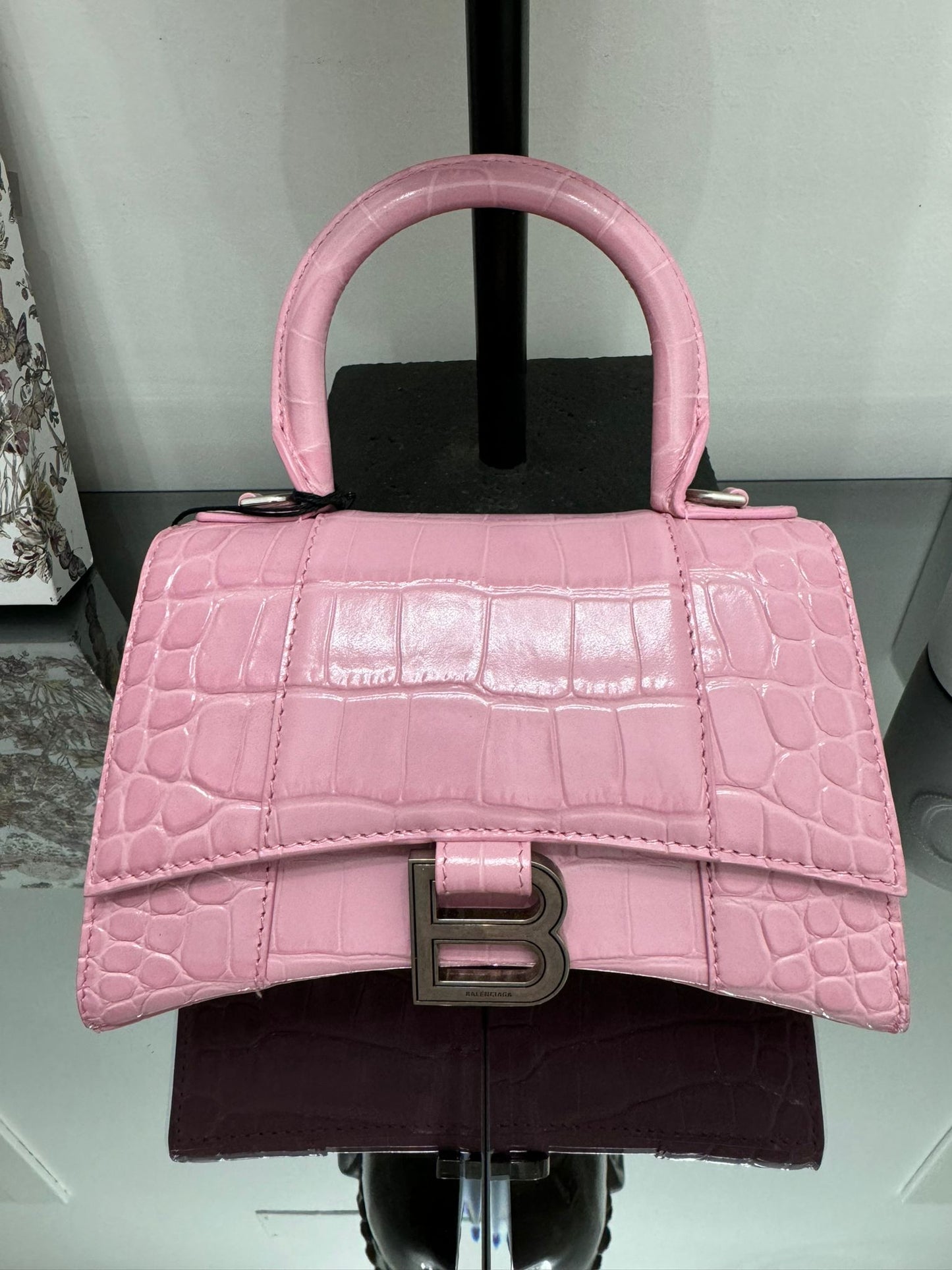 Borsa a mano Hourglass con effetto coccodrillo rosa