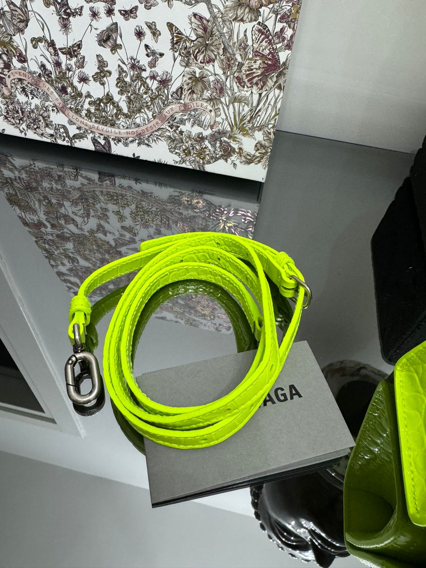 Borsa a mano Hourglass con effetto coccodrillo giallo fluo