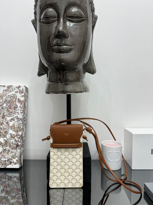 POCHETTE PER TELEFONO CON PATTA IN TELA TRIOMPHE E PELLE DI AGNELLO