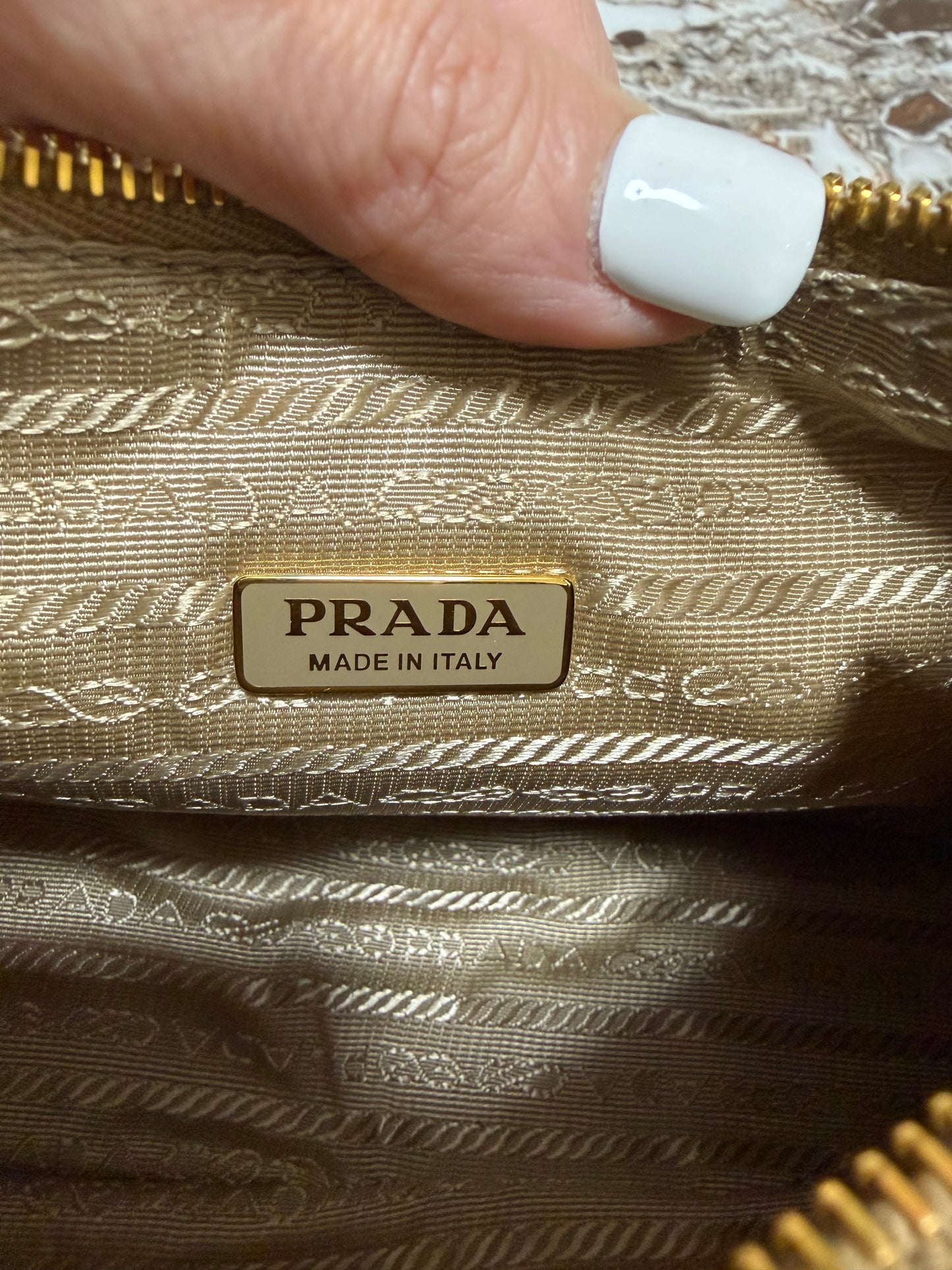 Borsa Prada Re-Edition 2005 in Re-Nylon e Saffiano con ciondolo colore cammello caramello