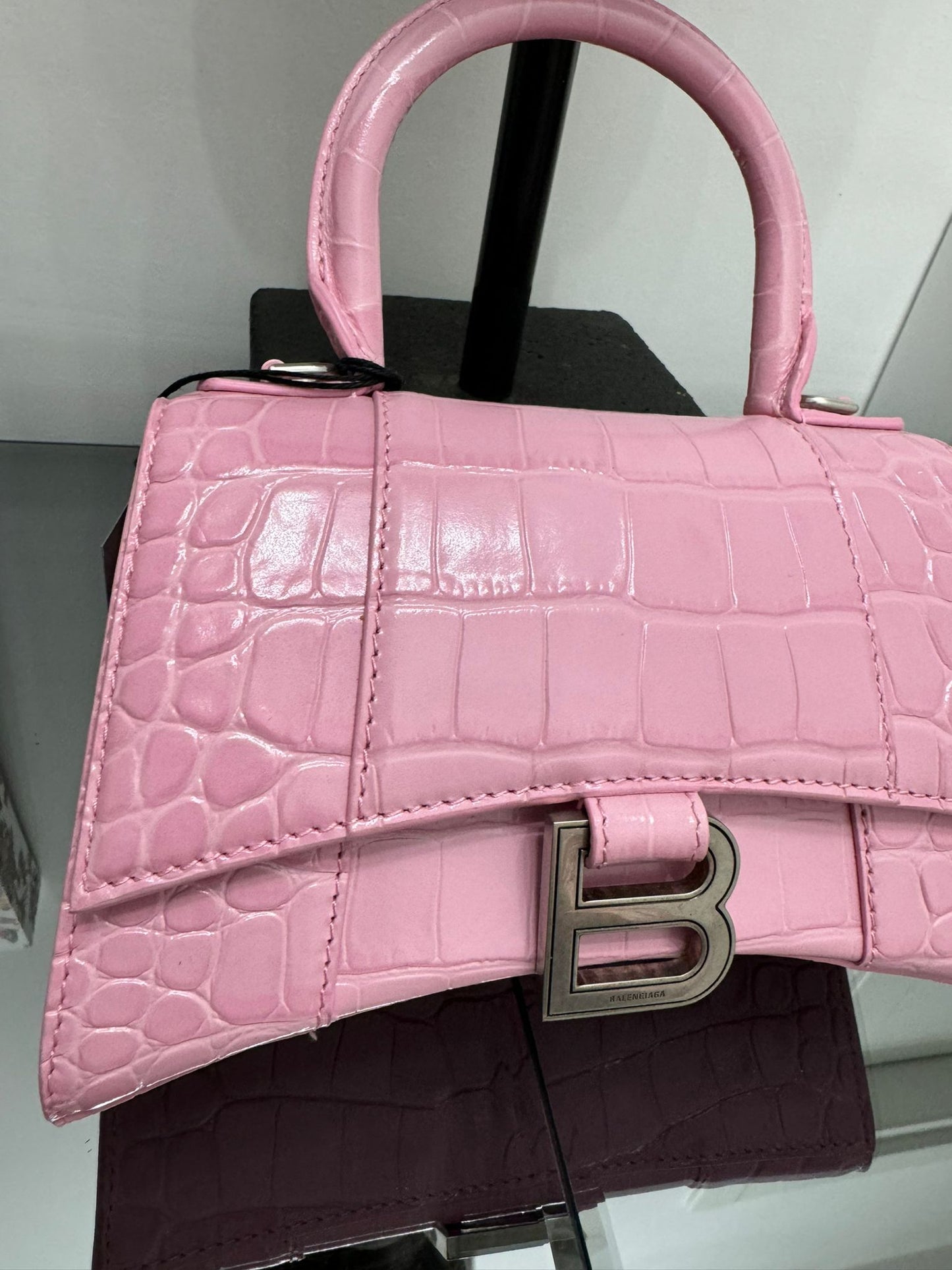 Borsa a mano Hourglass con effetto coccodrillo rosa