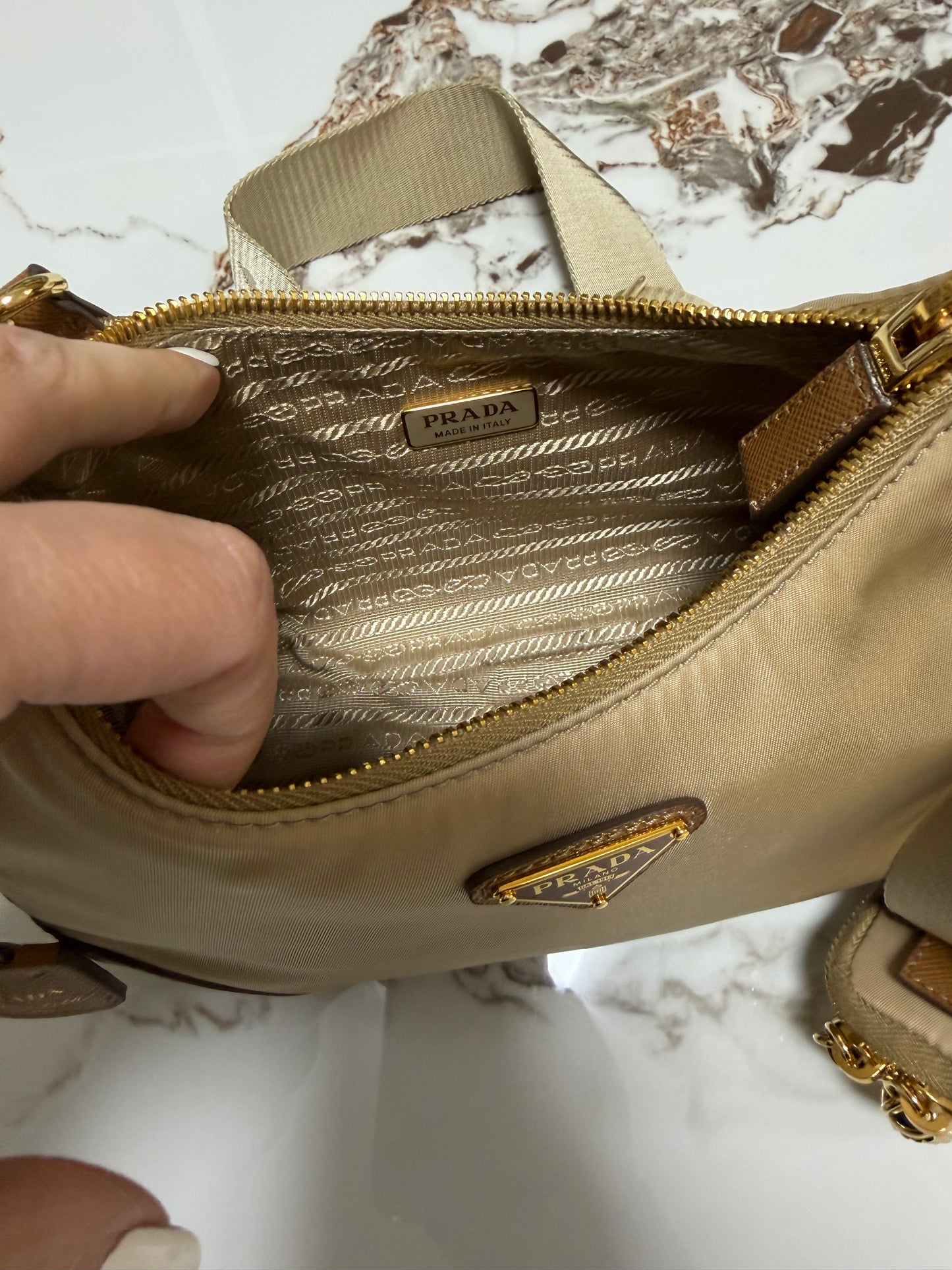 Borsa Prada Re-Edition 2005 in Re-Nylon e Saffiano con ciondolo colore cammello caramello