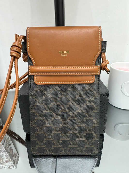 POCHETTE PER TELEFONO CON PATTA IN TELA TRIOMPHE E PELLE DI AGNELLO