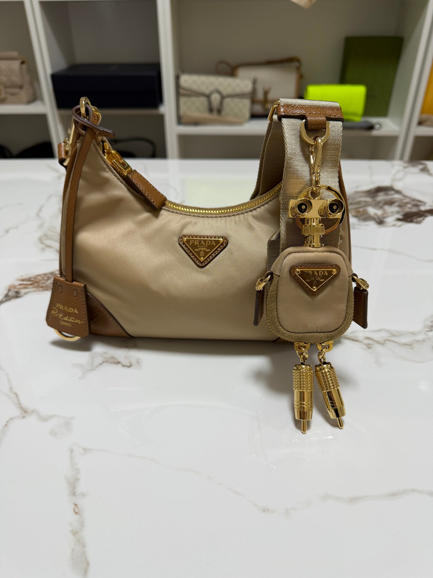 Borsa Prada Re-Edition 2005 in Re-Nylon e Saffiano con ciondolo colore cammello caramello