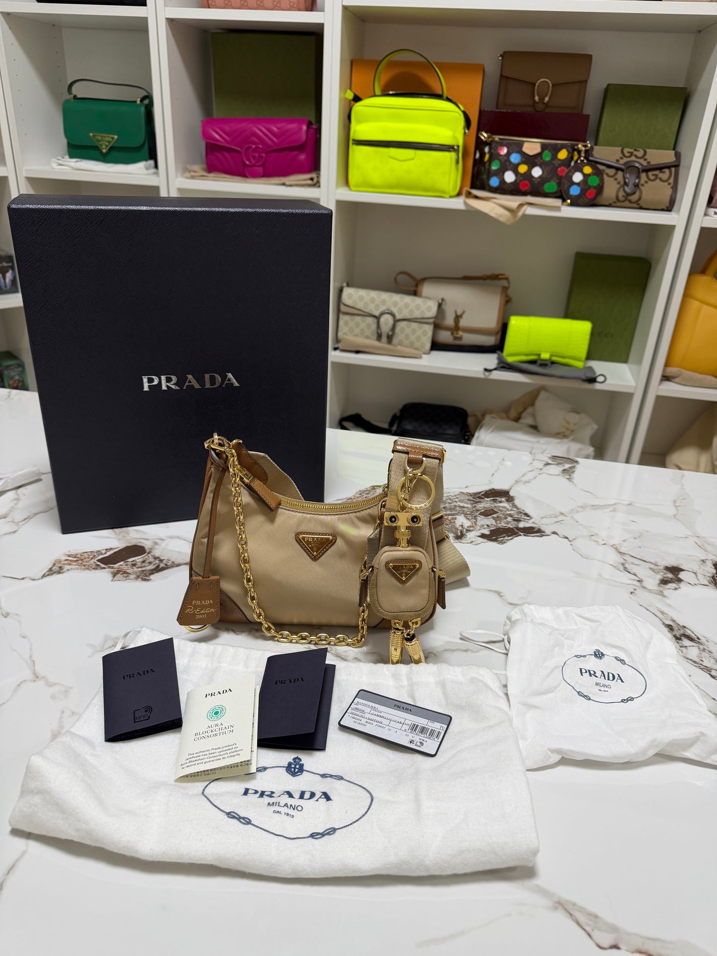 Borsa Prada Re-Edition 2005 in Re-Nylon e Saffiano con ciondolo colore cammello caramello