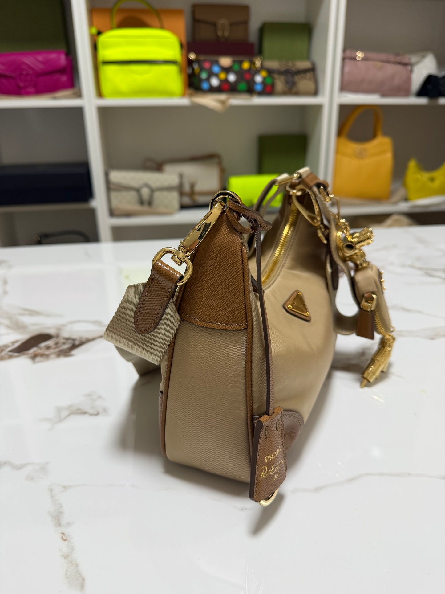 Borsa Prada Re-Edition 2005 in Re-Nylon e Saffiano con ciondolo colore cammello caramello