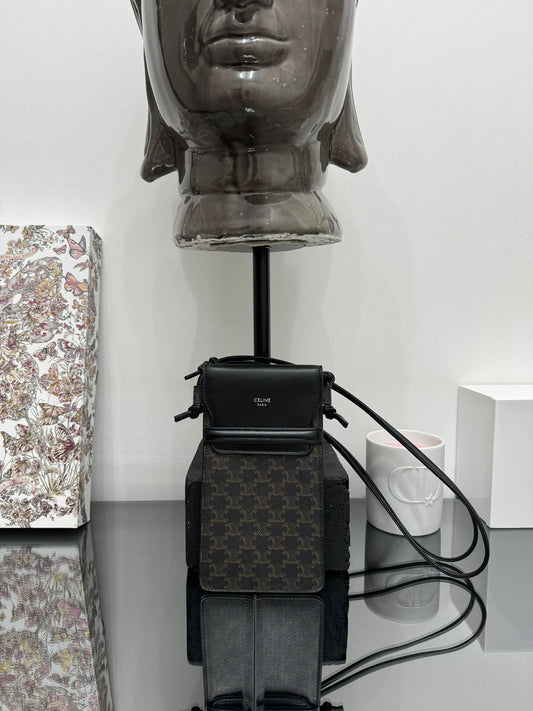 POCHETTE PER TELEFONO CON PATTA IN TELA TRIOMPHE PELLE DI AGNELLO