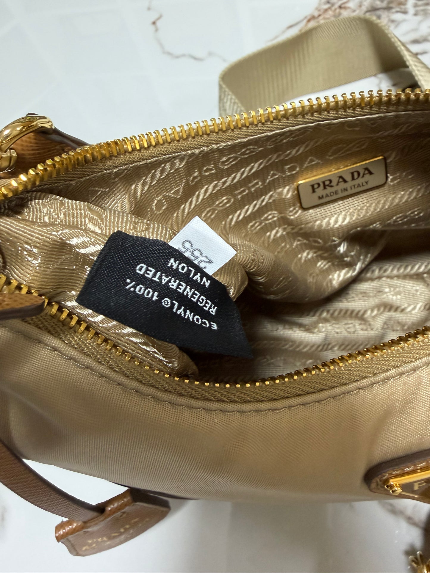 Borsa Prada Re-Edition 2005 in Re-Nylon e Saffiano con ciondolo colore cammello caramello