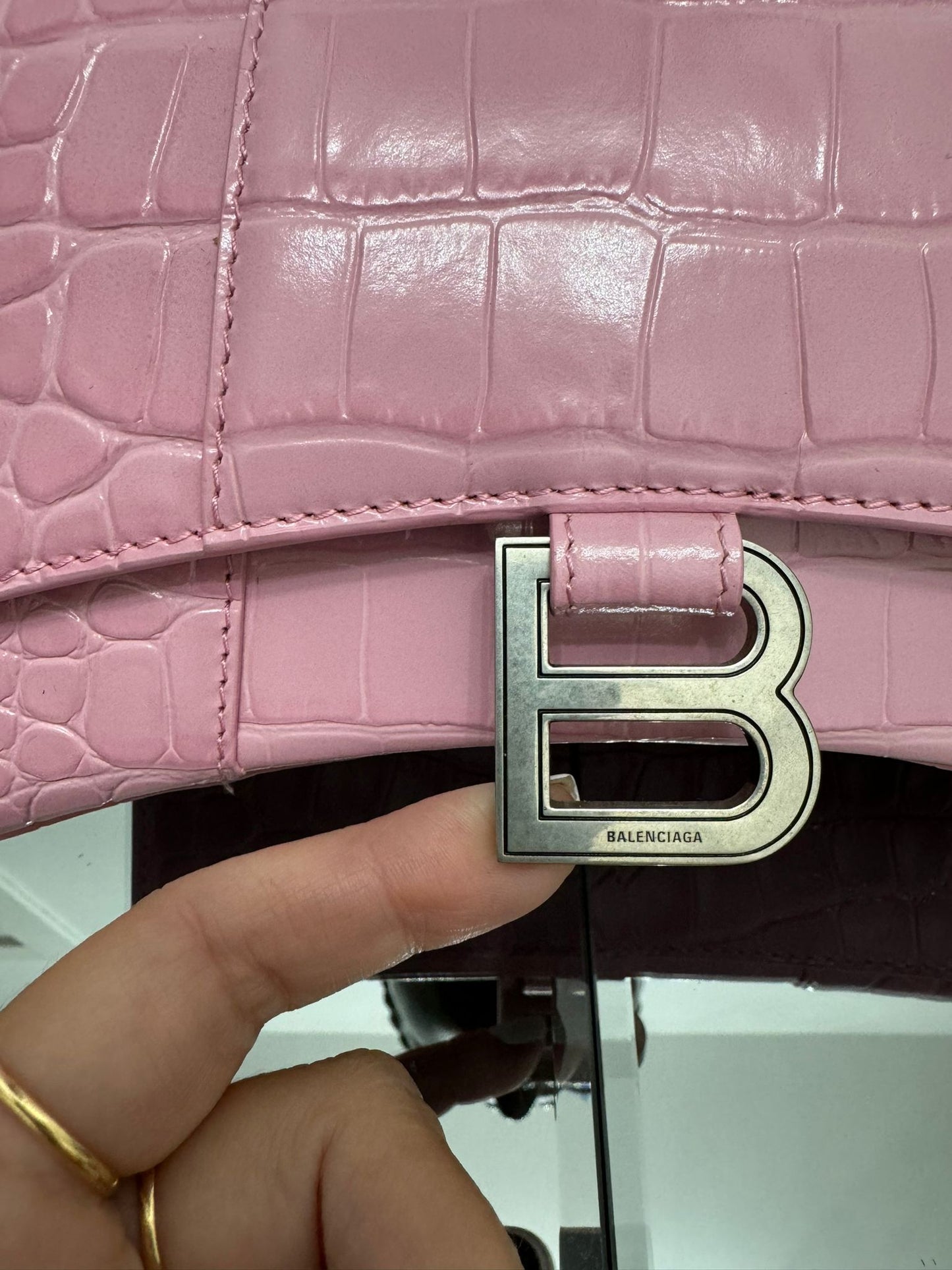 Borsa a mano Hourglass con effetto coccodrillo rosa