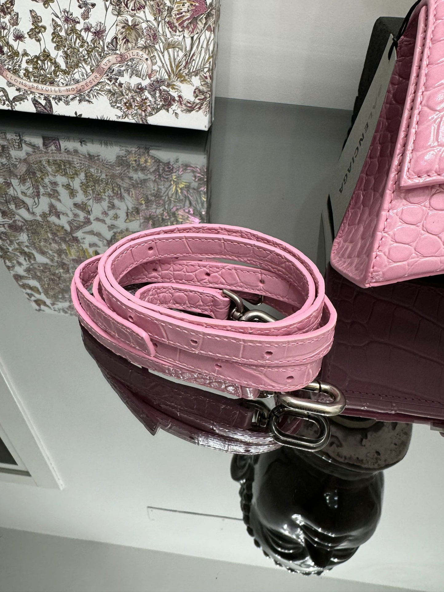 Borsa a mano Hourglass con effetto coccodrillo rosa