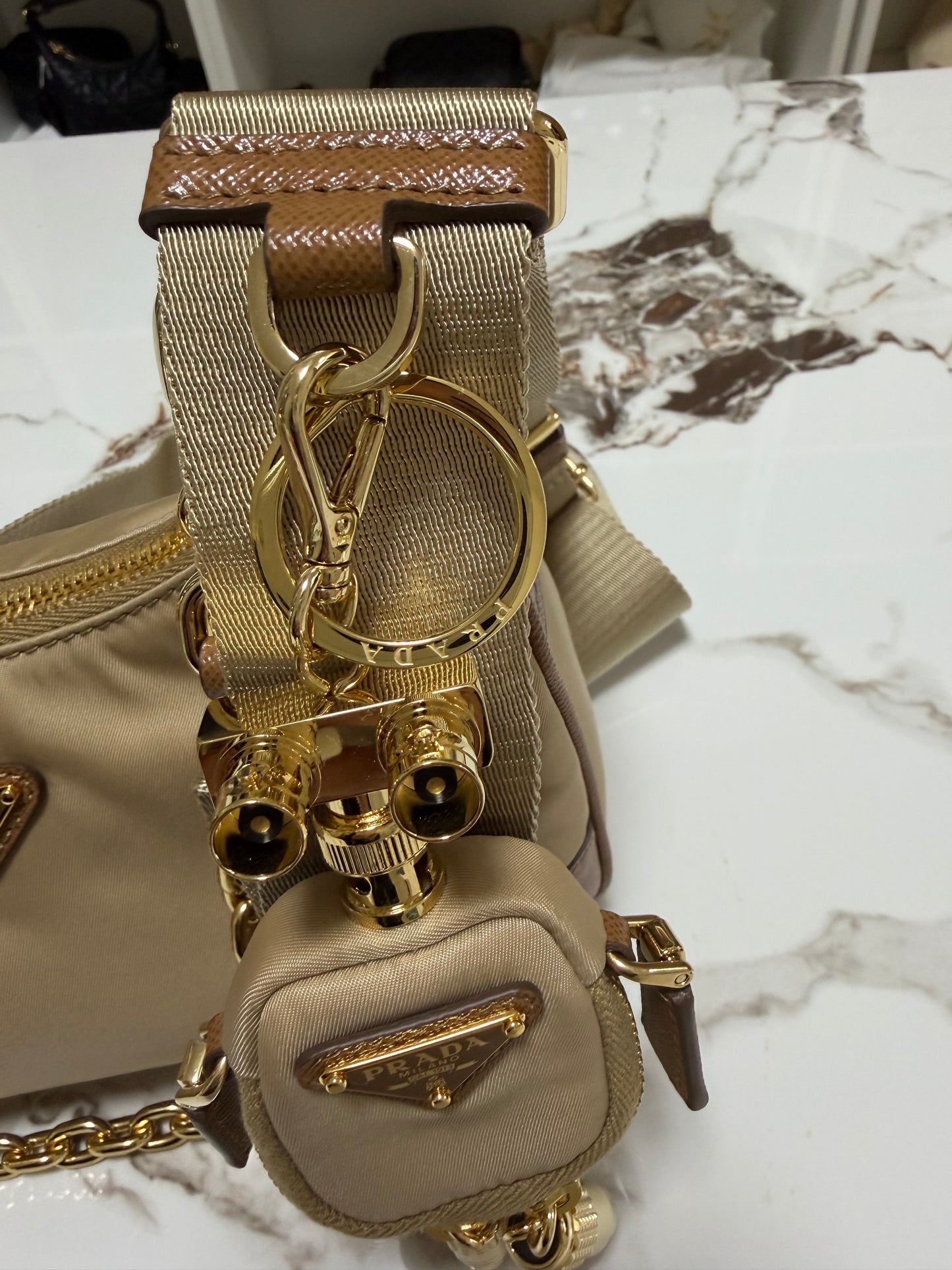 Borsa Prada Re-Edition 2005 in Re-Nylon e Saffiano con ciondolo colore cammello caramello