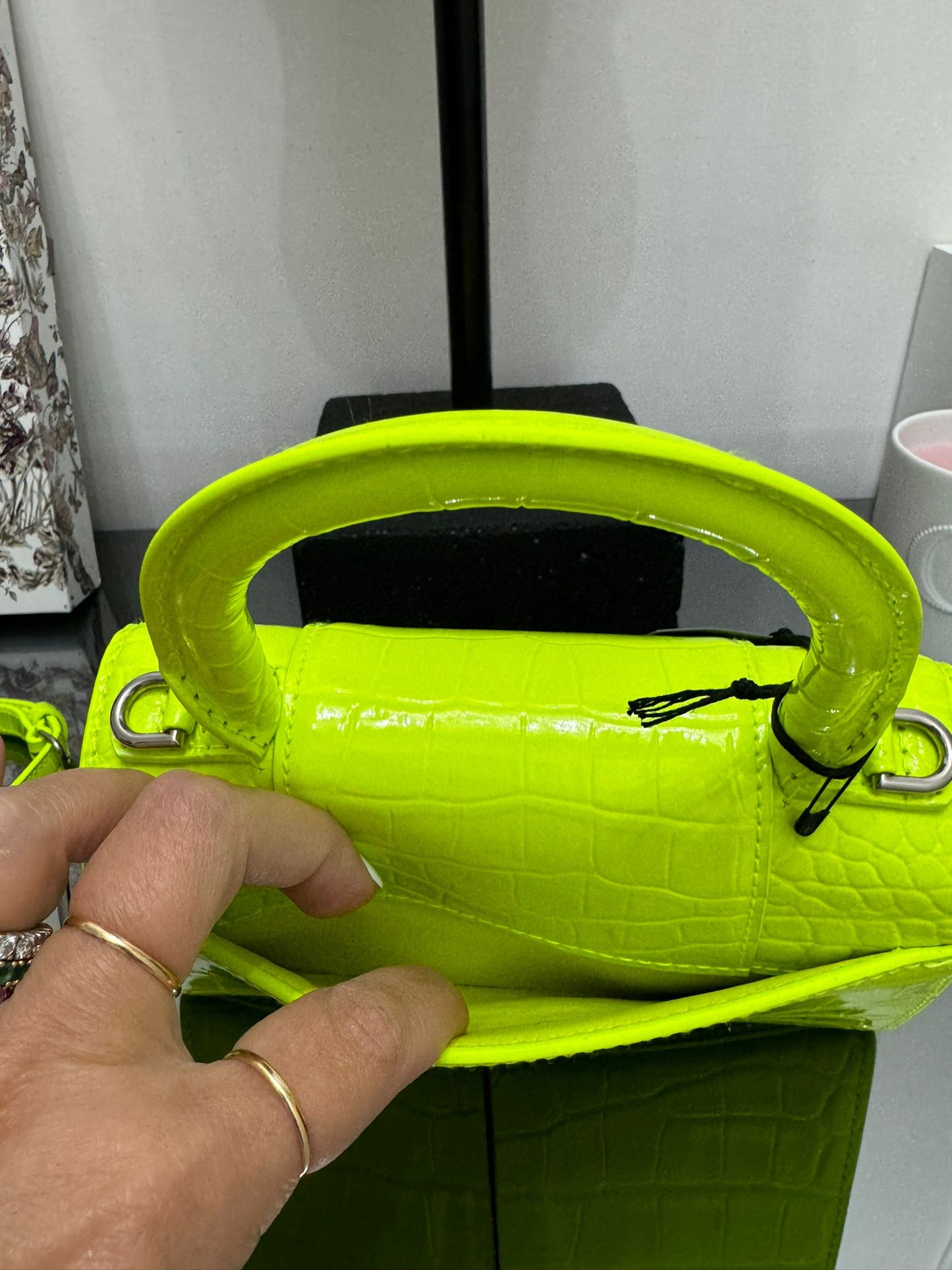 Borsa a mano Hourglass con effetto coccodrillo giallo fluo
