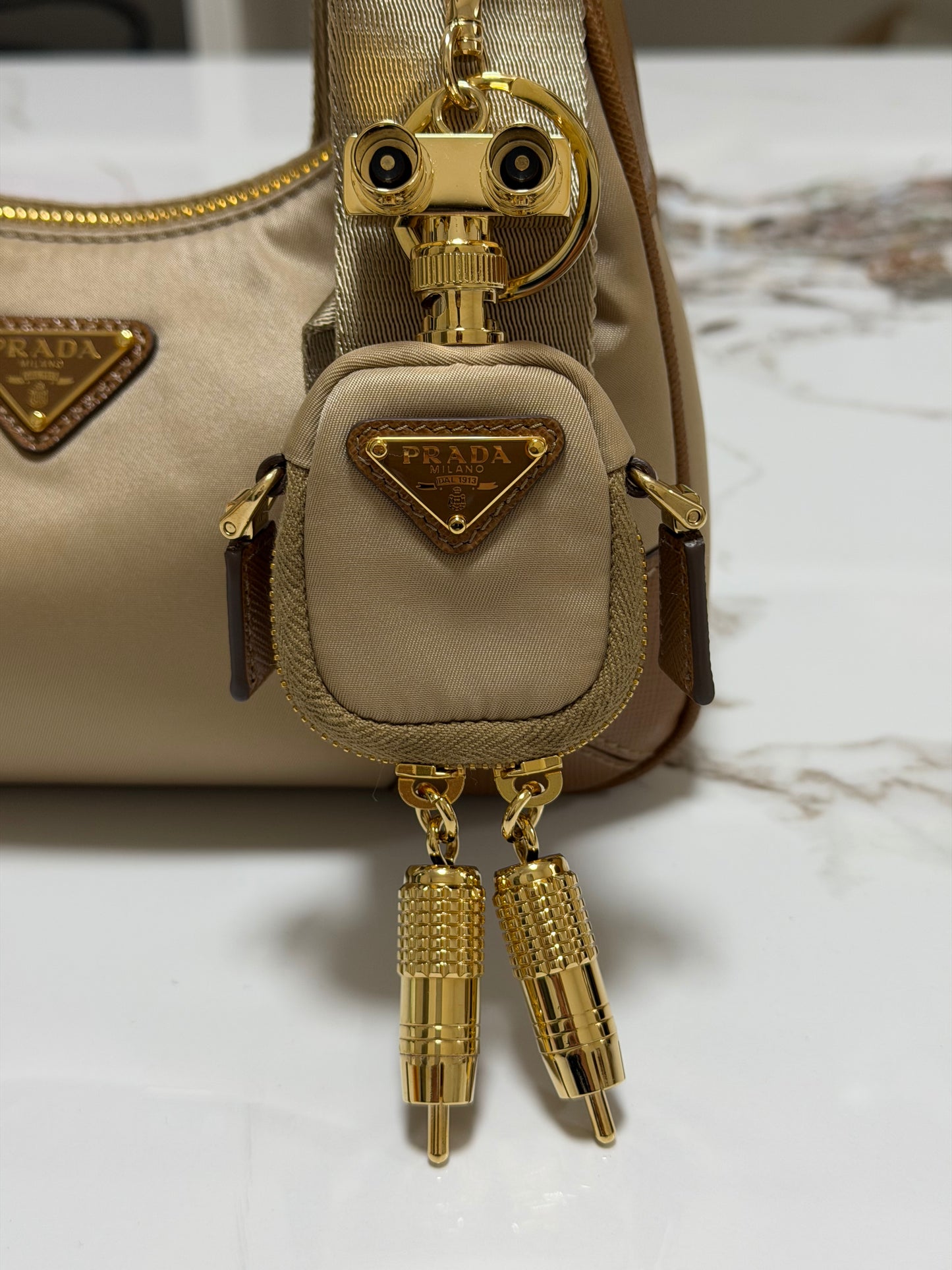 Borsa Prada Re-Edition 2005 in Re-Nylon e Saffiano con ciondolo colore cammello caramello