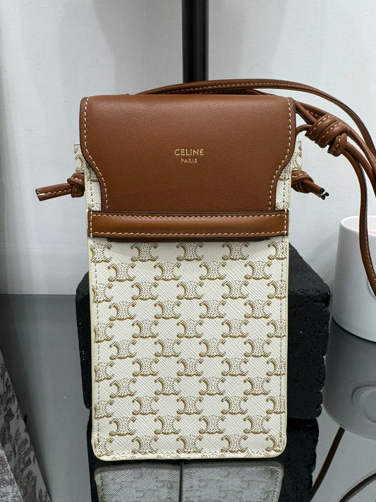 POCHETTE PER TELEFONO CON PATTA IN TELA TRIOMPHE E PELLE DI AGNELLO