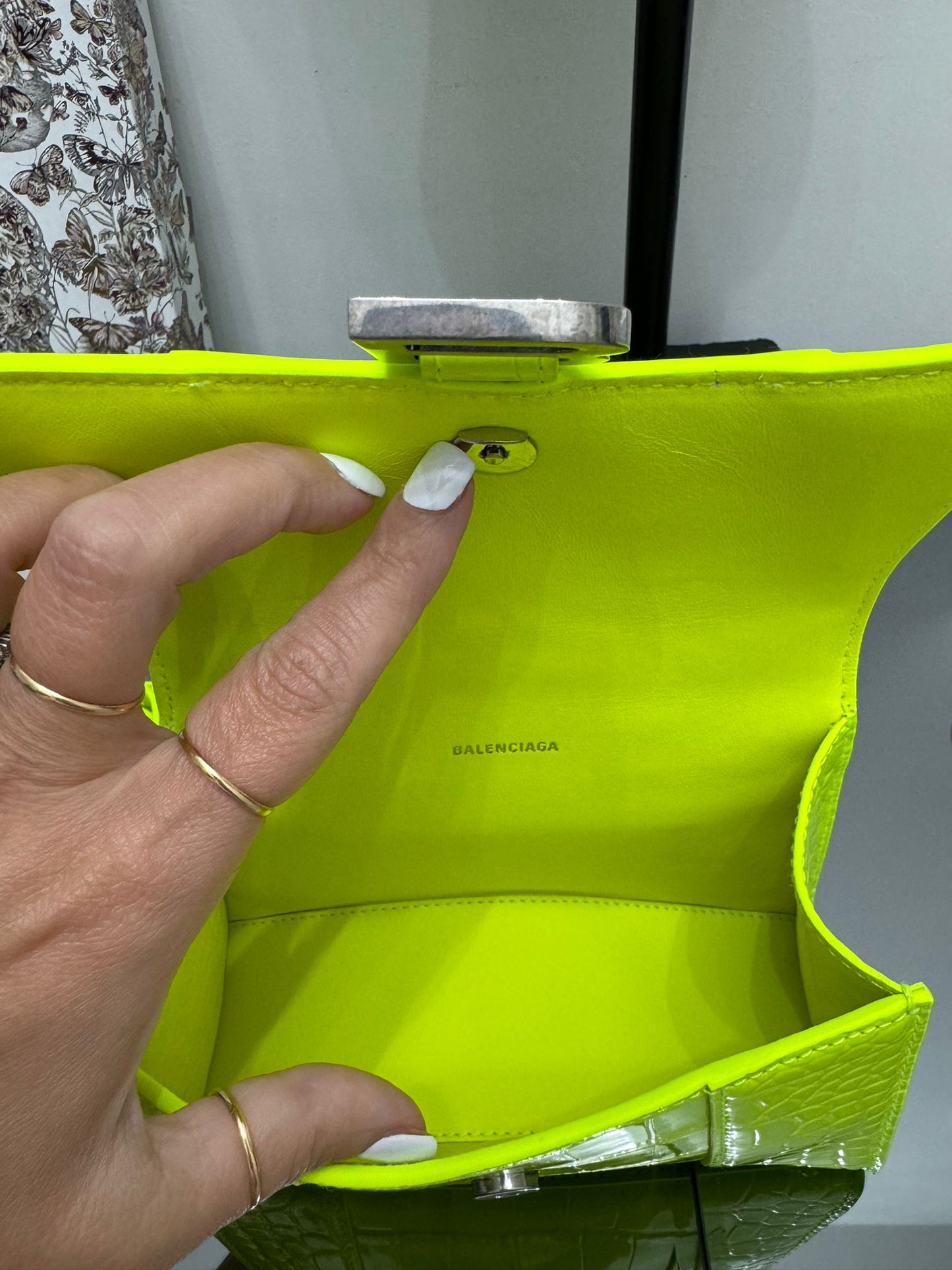 Borsa a mano Hourglass con effetto coccodrillo giallo fluo