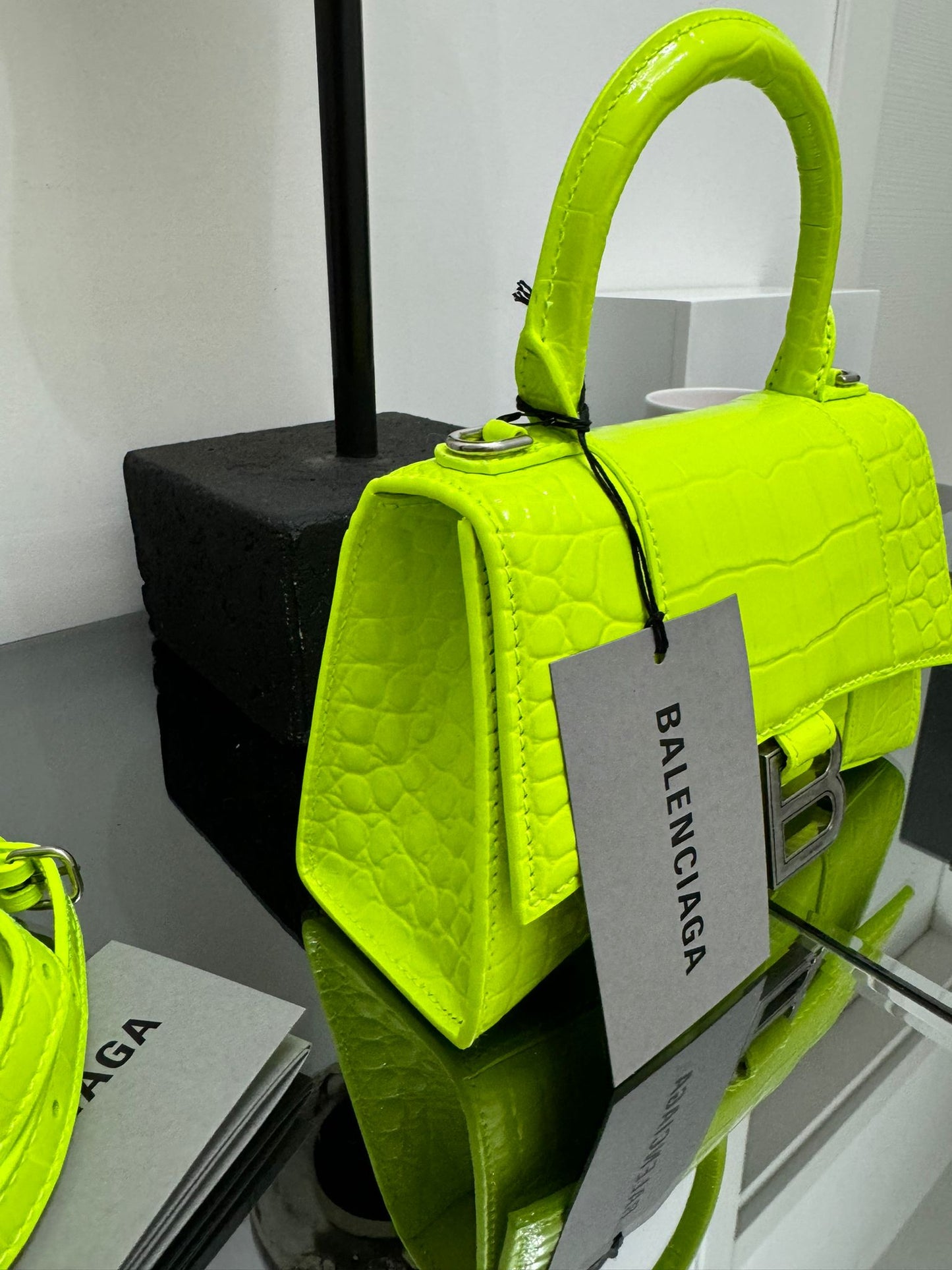 Borsa a mano Hourglass con effetto coccodrillo giallo fluo