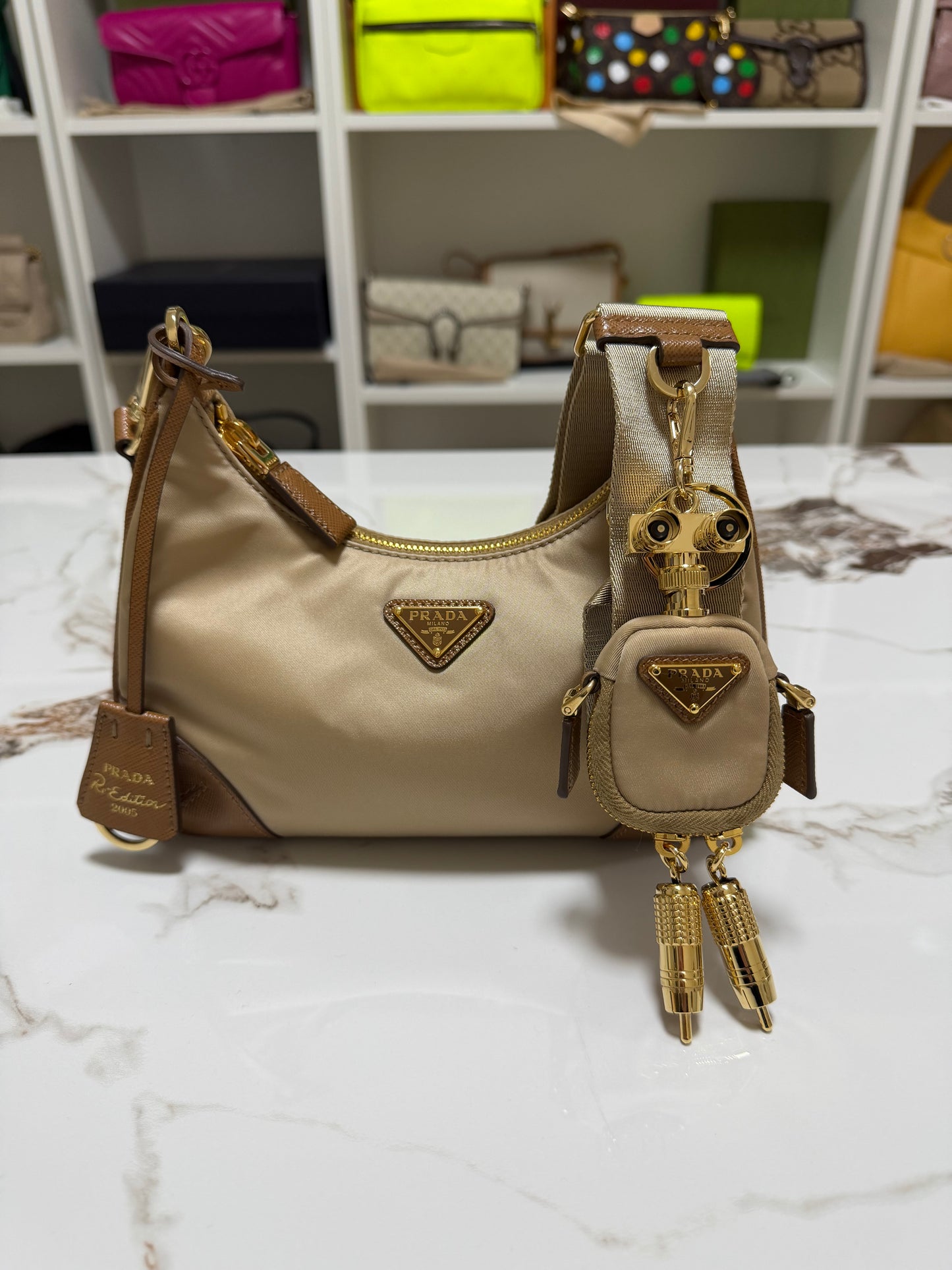 Borsa Prada Re-Edition 2005 in Re-Nylon e Saffiano con ciondolo colore cammello caramello