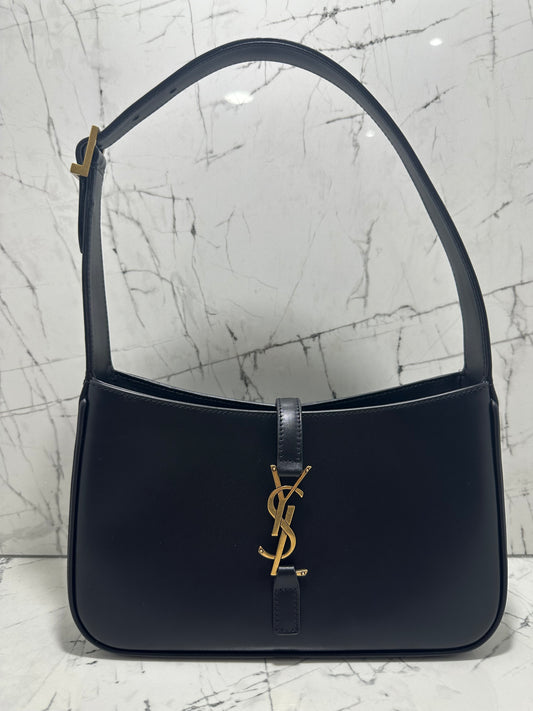 WOMEN'S BAG LE 5 À 7 IN BLACK SMOOTH LEATHER