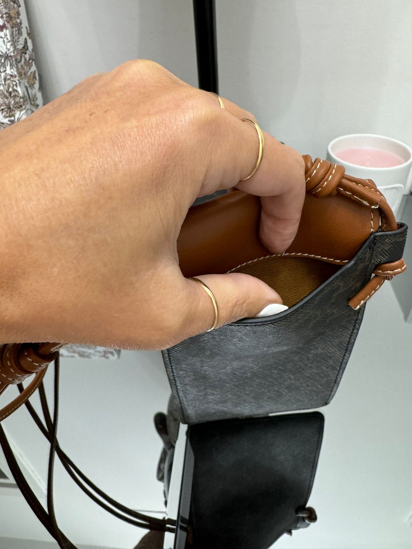 POCHETTE PER TELEFONO CON PATTA IN TELA TRIOMPHE E PELLE DI AGNELLO