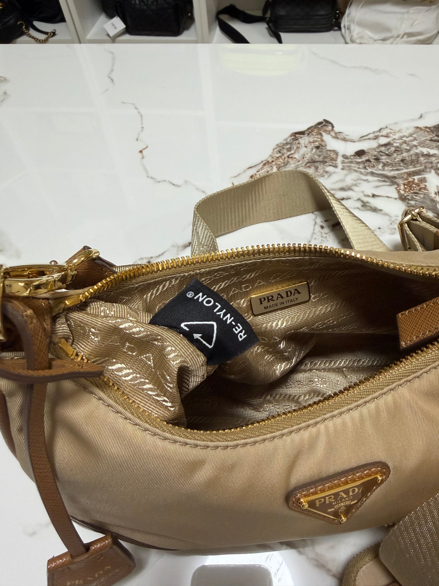 Borsa Prada Re-Edition 2005 in Re-Nylon e Saffiano con ciondolo colore cammello caramello
