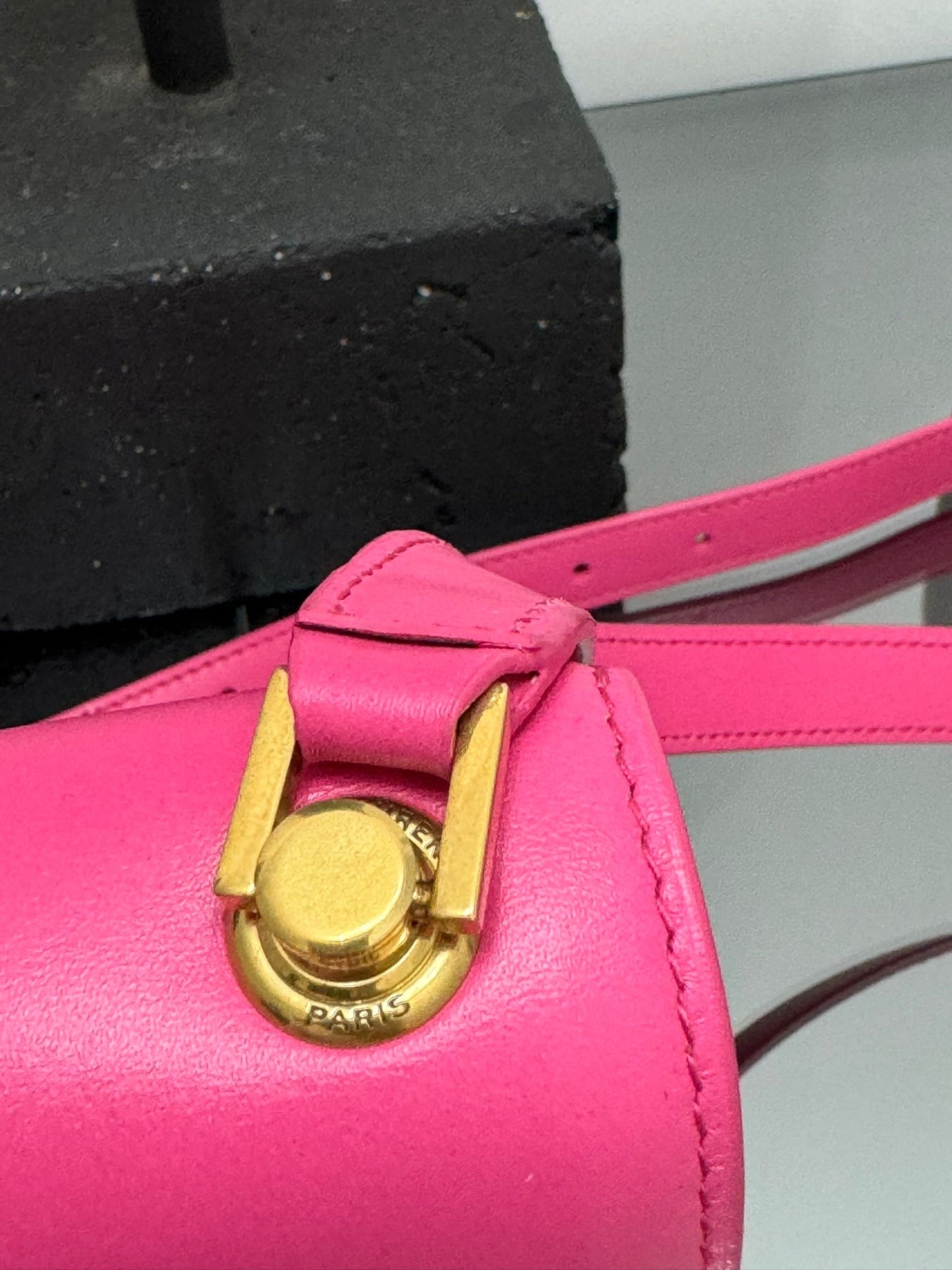Carré leather shoulder bag fuchsia