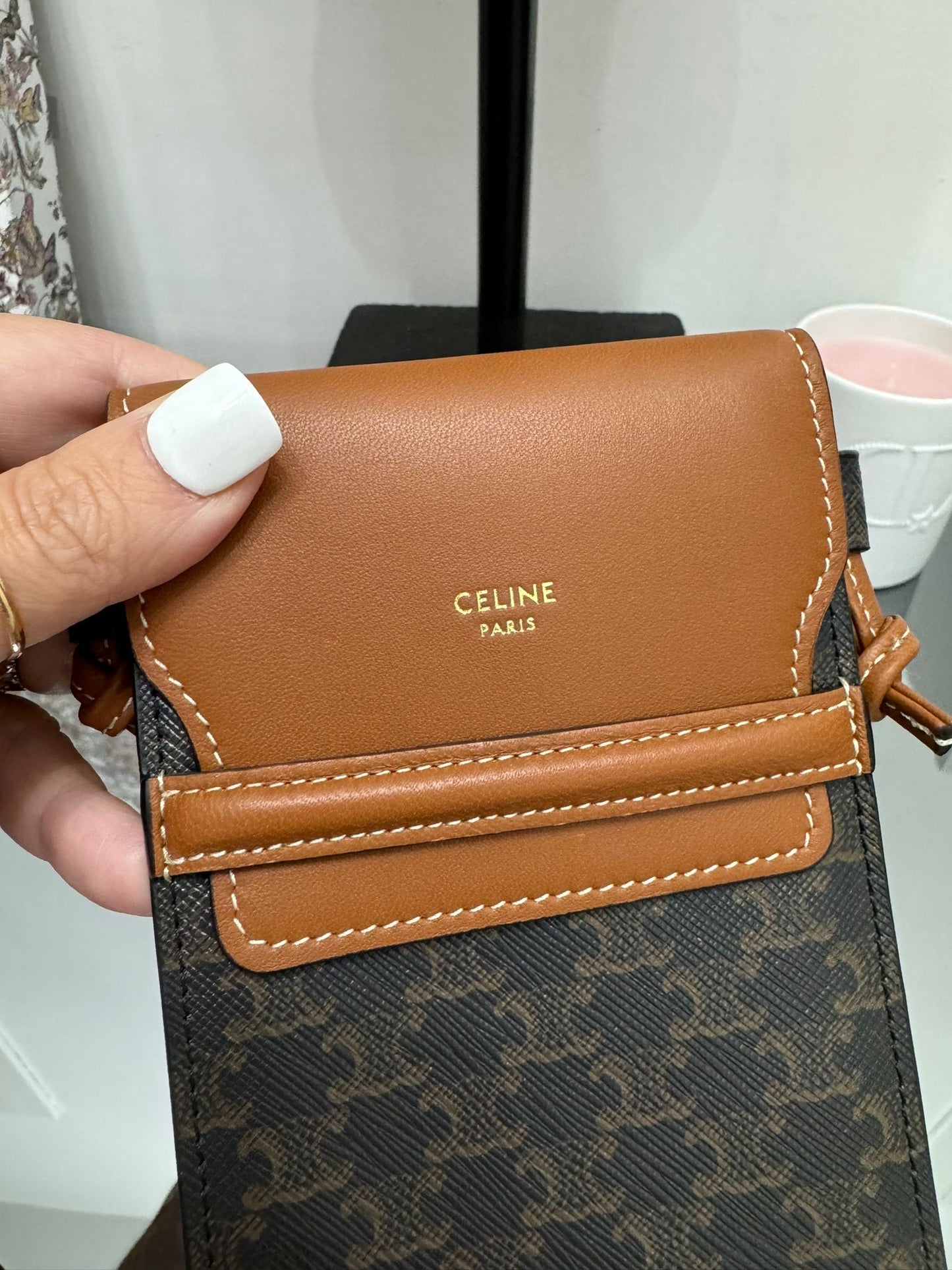 POCHETTE PER TELEFONO CON PATTA IN TELA TRIOMPHE E PELLE DI AGNELLO