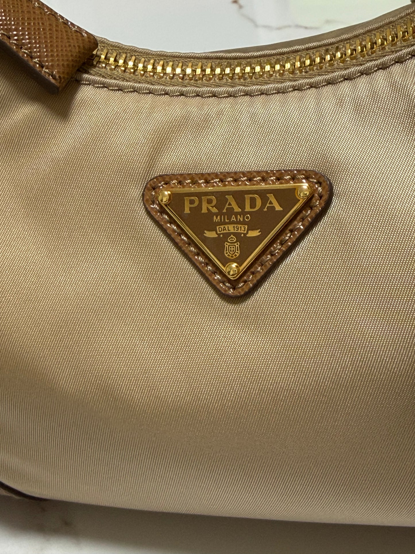 Borsa Prada Re-Edition 2005 in Re-Nylon e Saffiano con ciondolo colore cammello caramello