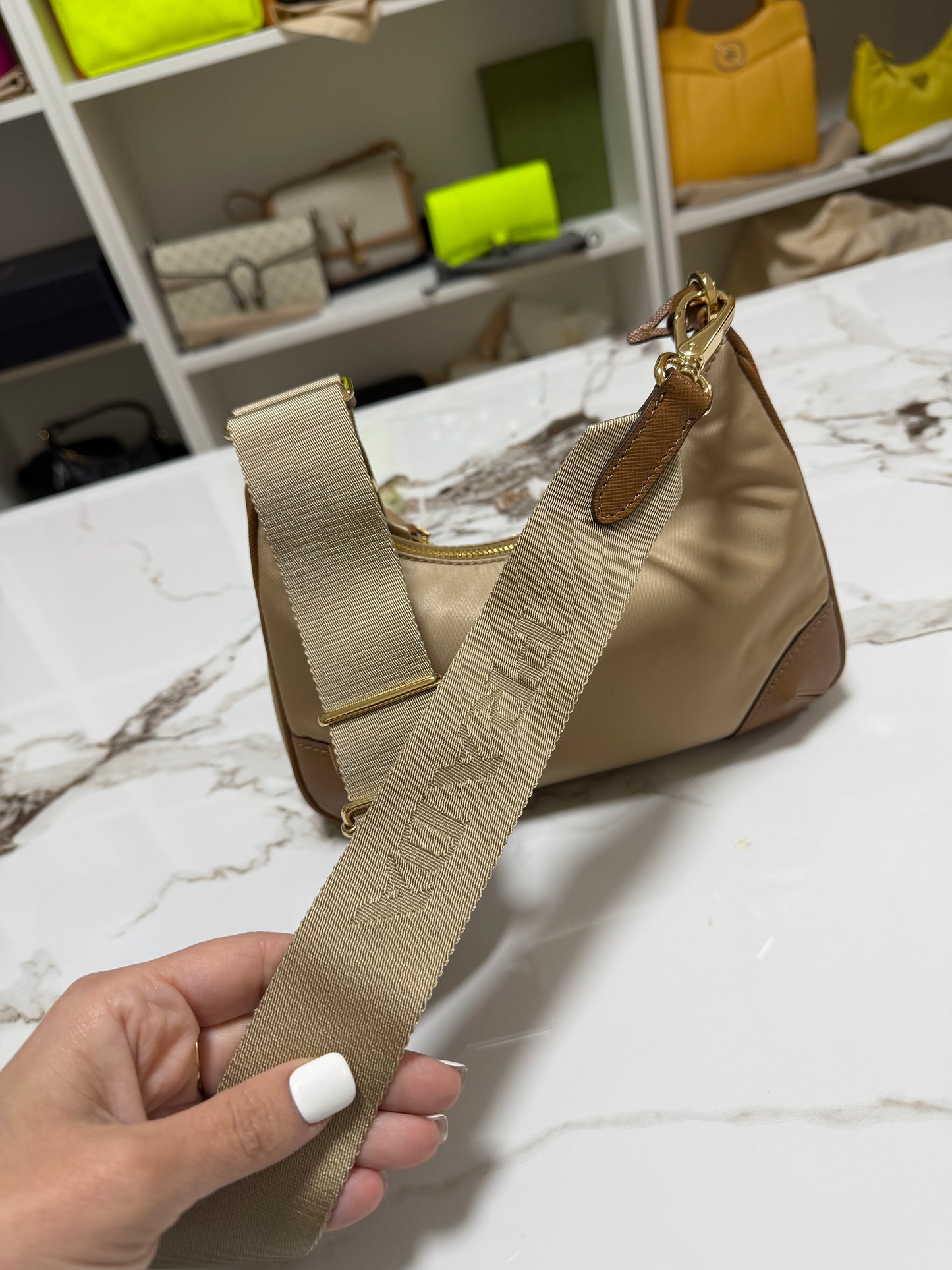 Borsa Prada Re-Edition 2005 in Re-Nylon e Saffiano con ciondolo colore cammello caramello