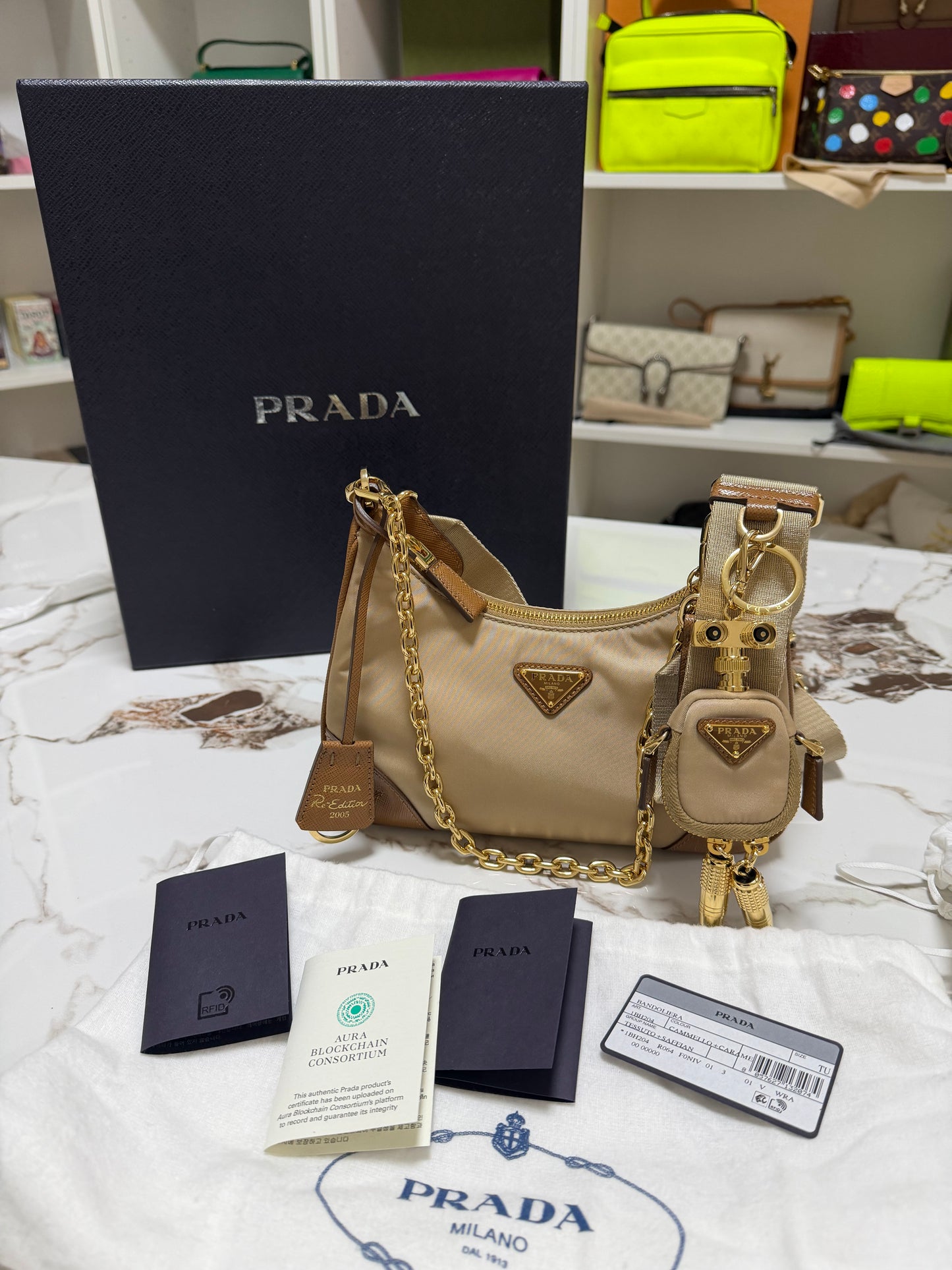 Borsa Prada Re-Edition 2005 in Re-Nylon e Saffiano con ciondolo colore cammello caramello