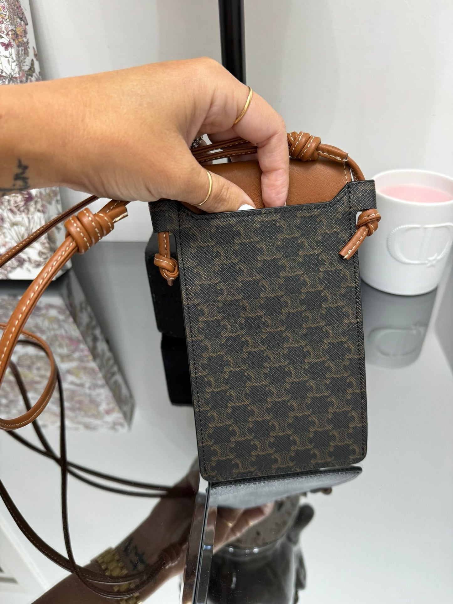 POCHETTE PER TELEFONO CON PATTA IN TELA TRIOMPHE E PELLE DI AGNELLO