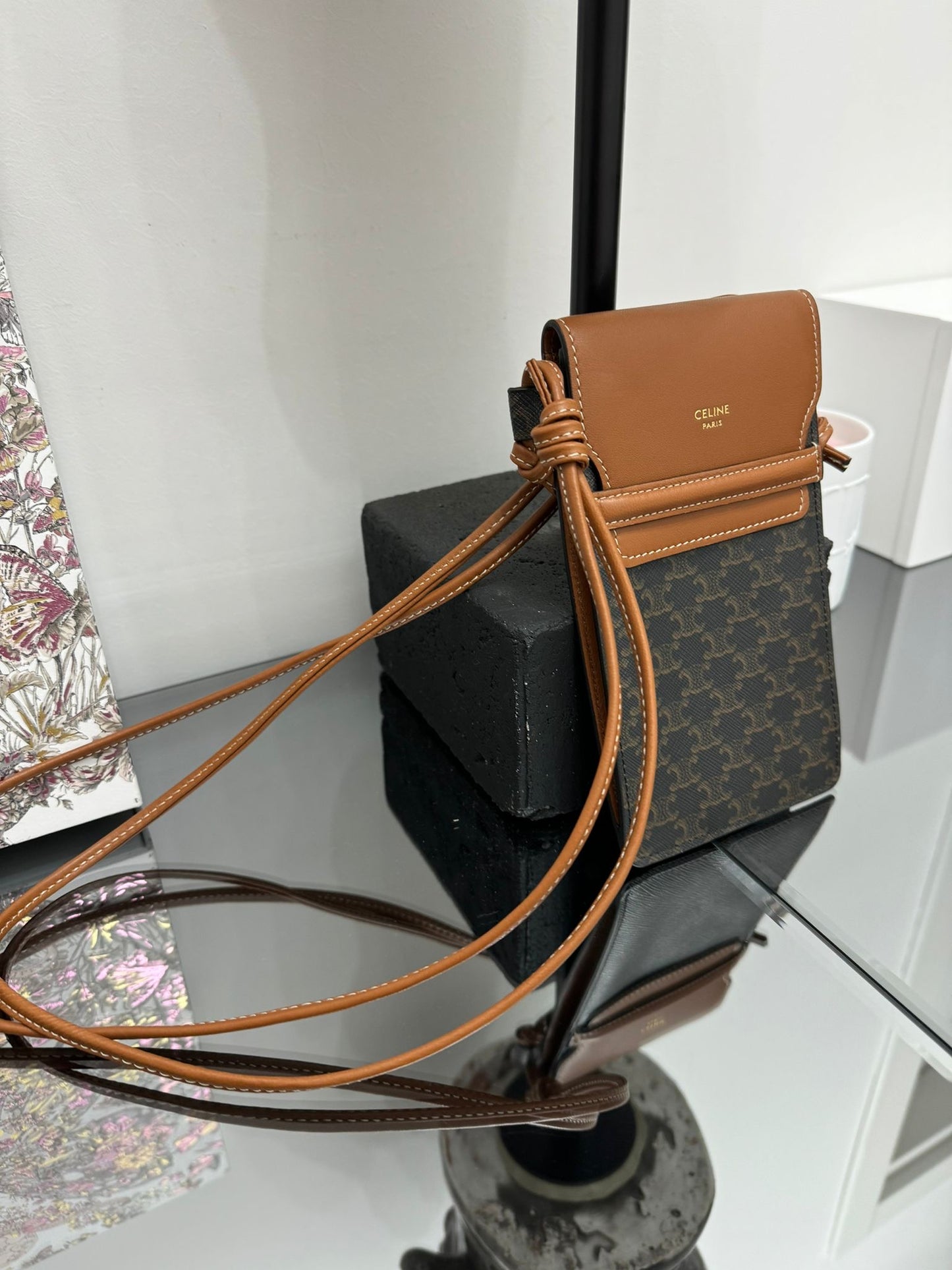 POCHETTE PER TELEFONO CON PATTA IN TELA TRIOMPHE E PELLE DI AGNELLO