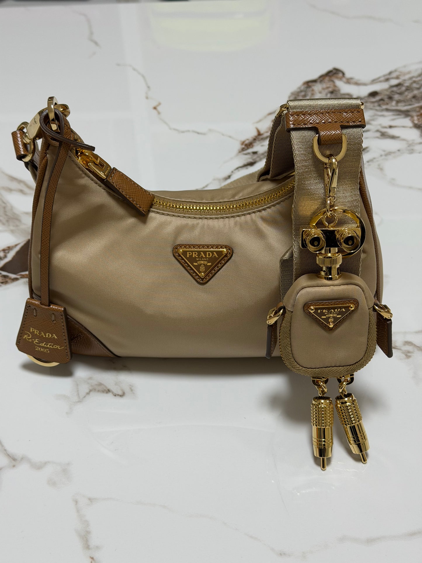 Borsa Prada Re-Edition 2005 in Re-Nylon e Saffiano con ciondolo colore cammello caramello