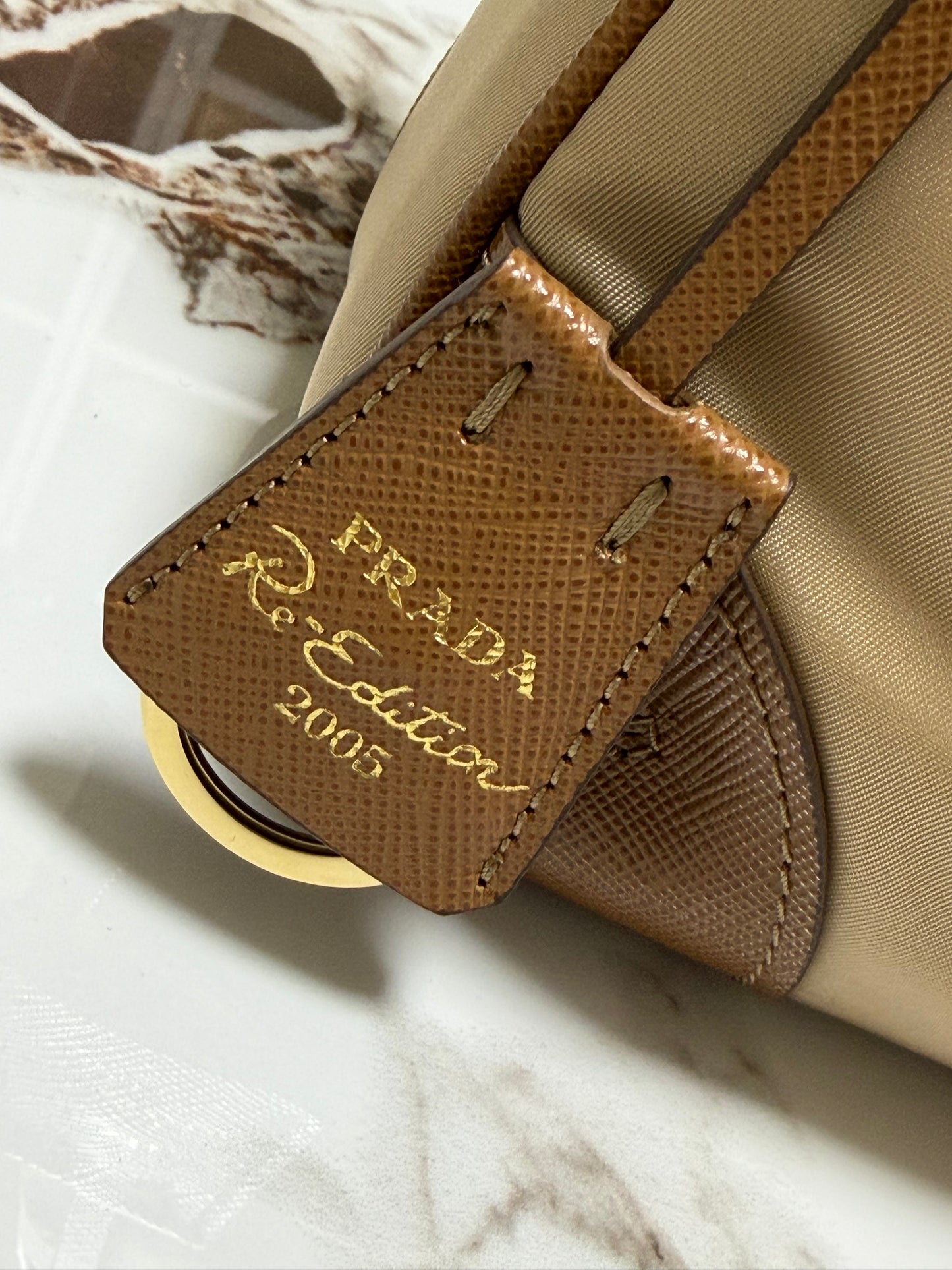 Borsa Prada Re-Edition 2005 in Re-Nylon e Saffiano con ciondolo colore cammello caramello
